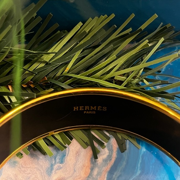 ❤️ Hermes black red & gold bangle bracelet authentic with horses/coat of arms! - Picture 4 of 8